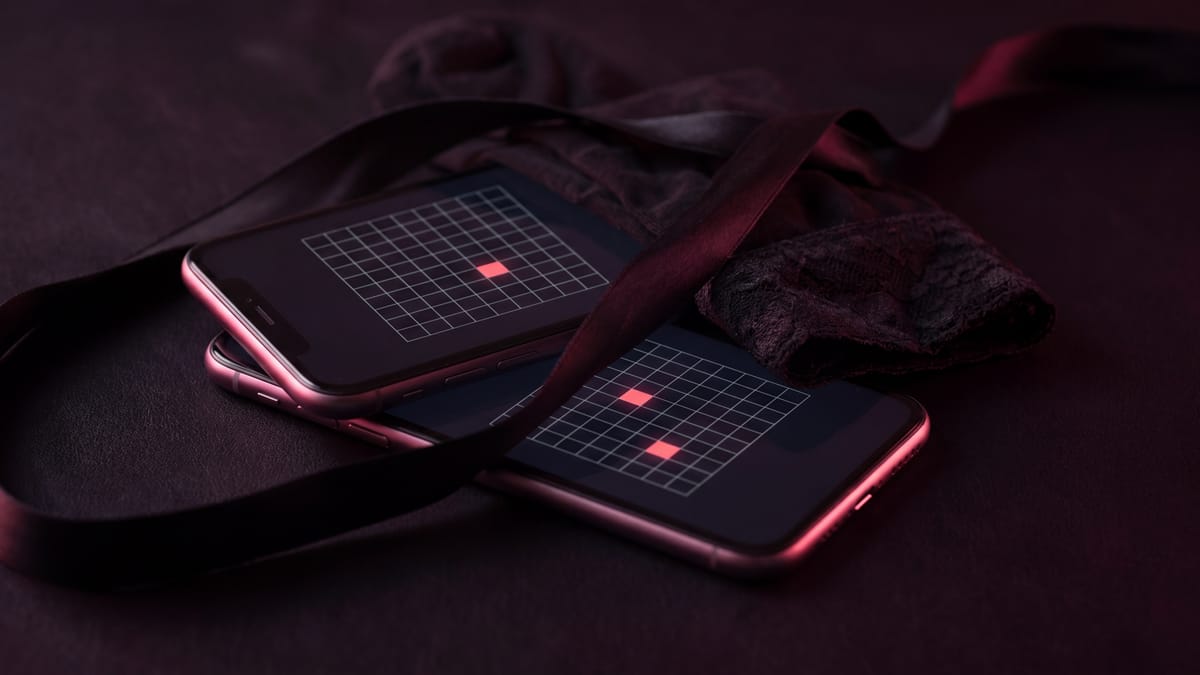 «Морской бой 18+» для пар — два телефона с полем 10×10 и модалкой задания на тёмном бархате
